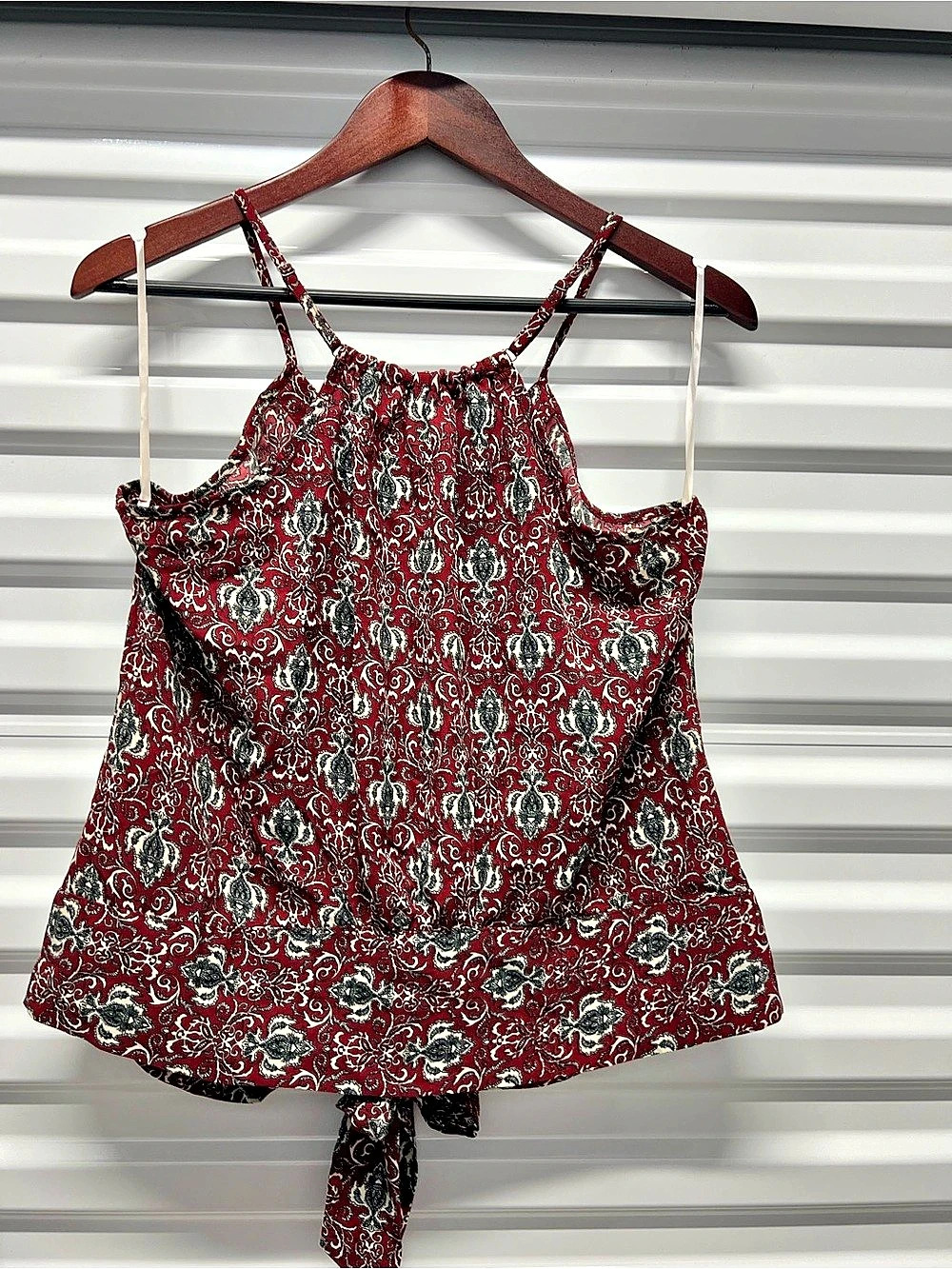 Black Note Paisley Tie Hem Tank Top in Red & Black size Medium